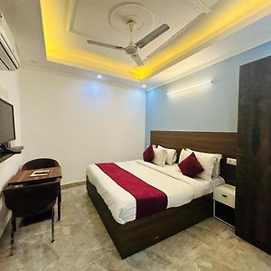 Hotel S R Palace - Free Airport Drop For Minimum 05 Nights Stay - 5 Mins From Igi & Domestic Airport Delhi